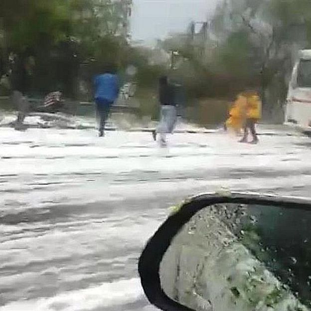 রাস্তায় অনেকেই বরফ নিয়ে হৈহুল্লোড়ে মেতে ওঠেন