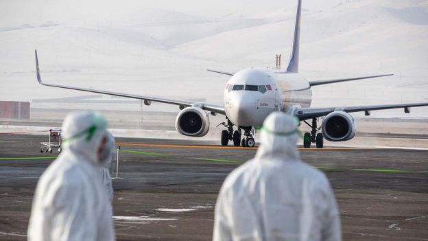 Avião levando os mongóis de volta a seu país desde Wuhan, na China