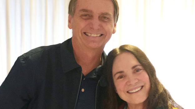 Jair Bolsonaro e Regina Duarte posando para foto