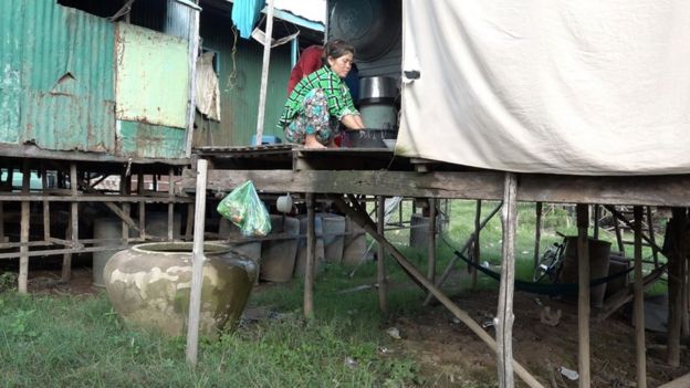 Bà Huỳnh Thị Dương, 45 tuổi, sống trong căn nhà tạm bợ này từ 6 tháng qua, kể từ khi chuyển lên bờ