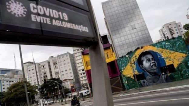 Placa sobre coronavírus na avenida Paulista