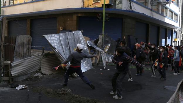 Manifestantes lanzan objetos en La Paz, Bolivia