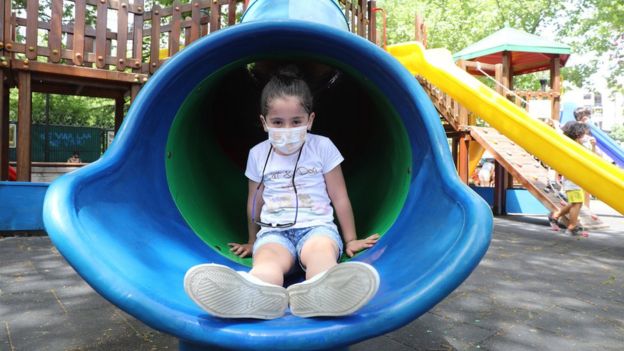 Niña en un parque de juegos en Turquía