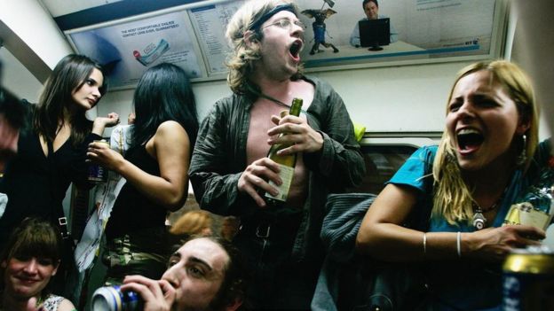 Jóvenes con alcohol en el metro.