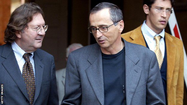 Banned doctor Michele Ferrari (centre) leaves court in Italy in 2004