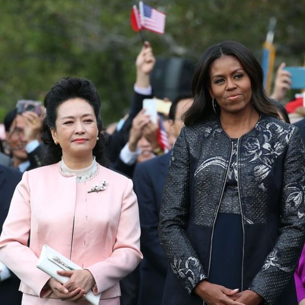在白宫南草坪举行的欢迎仪式上跟美国时任总统奥巴马的夫人米歇尔·奥巴马合影