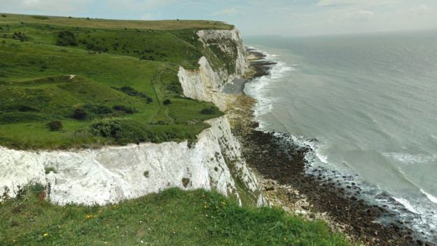 Cliff-death twins, 59, were found with dead parents' ashes - BBC News