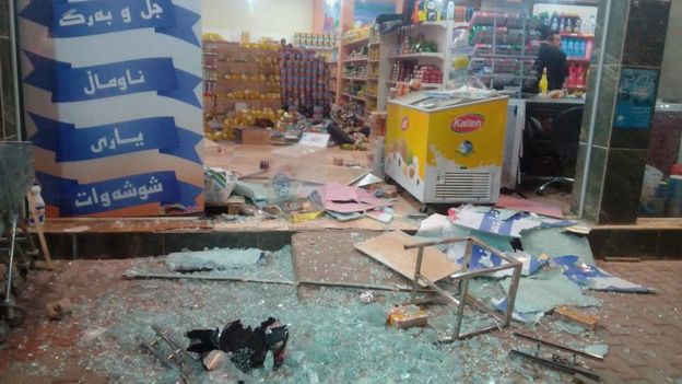 Una tienda dañada por los daños del terremoto en Halabja, Irak.