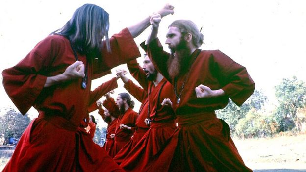 Hugh Milne e outros guarda-costas do mosteiro em trajes orientais praticando karatê