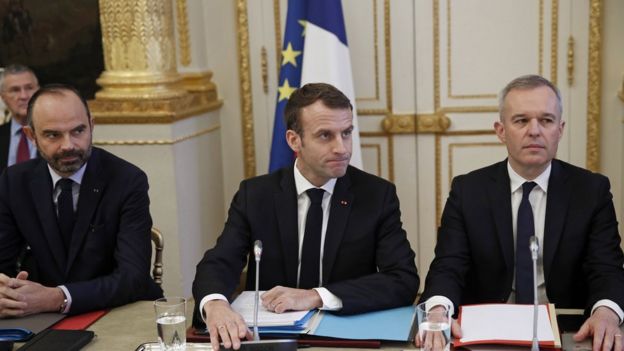 Macron, o primeiro-ministro francês, Edouard Philippe (esq.) e o ministro da Ecologia, François de Rugy, em reunião nesta segunda-feira com representantes de sindicatos