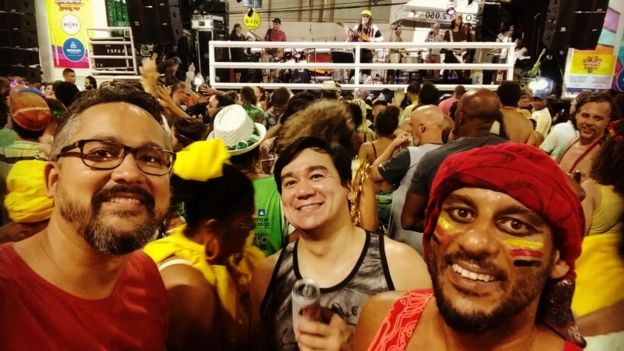 O cineasta Mateus Damasceno (à direita) e alguns amigos, com Moraes Moreira ao fundo, em show em Salvador neste Carnaval