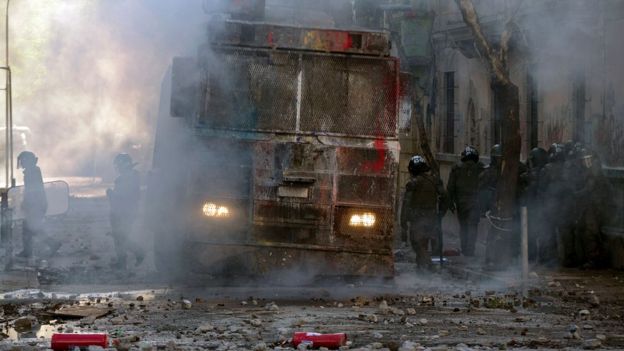 Bus quemado en protestas en Chile