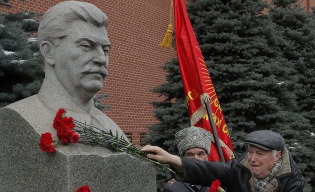 Возложение цветов к бюсту на могиле Сталина у Кремлевской стены (декабрь 2017 года)