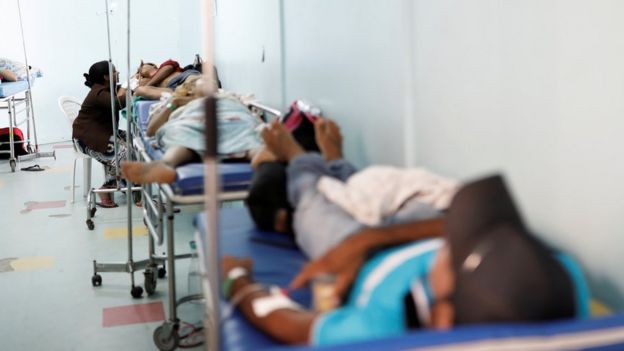 Pacientes deitados em macas no corredor de um hospital de Roraima