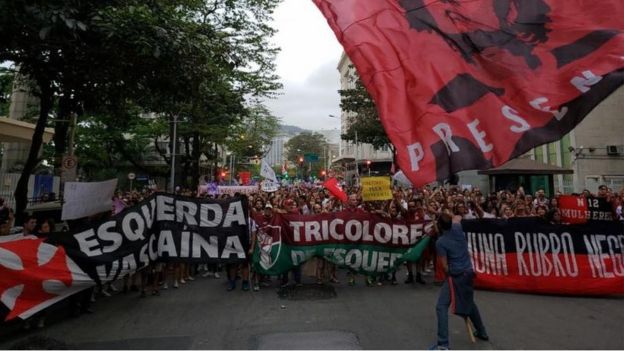 Torcidas reunidas em manifestação contra Bolsonaro