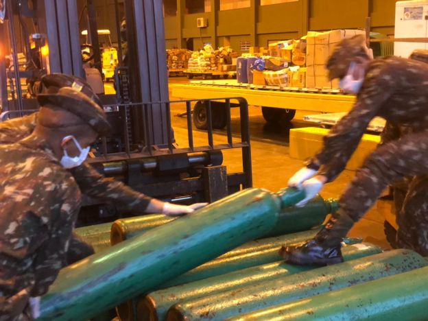 Militares descarregam tubos de oxigênio enviados para repor estoque do hospital em São Gabriel da Cachoeira