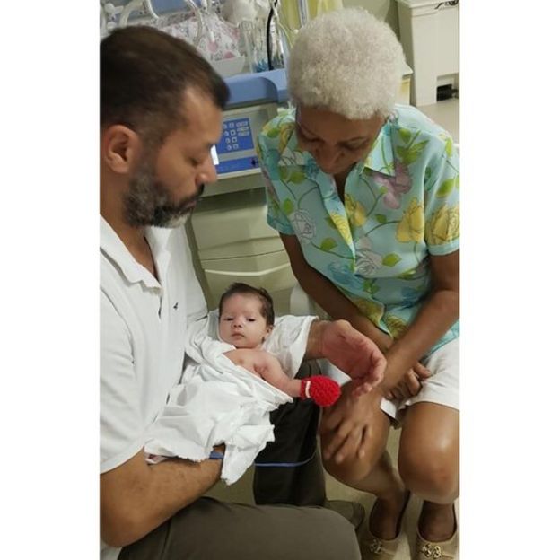 Marcos César acompanhado pela mãe Sirley e pela filha Mia Lunna, na UTI neonatal