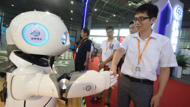 Şangay'daki Çin Uluslararası Endüstri Fuarı'nda bir robot misafirleri karşılıyor (19 Eylül 2018)