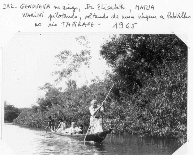 Monja remando en Mato Grosso