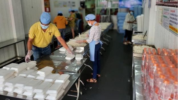Tuy là cơm trưa nhưng từ 8 giờ sáng các tình nguyện viên đã chuẩn bị xong các suất ăn để phân phát.