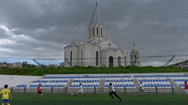 Футбол на фоне собора Казанчецоц в Карабахе