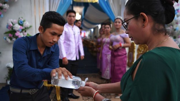 柬埔寨婚礼，世界各地人民使用洗手液消毒双手