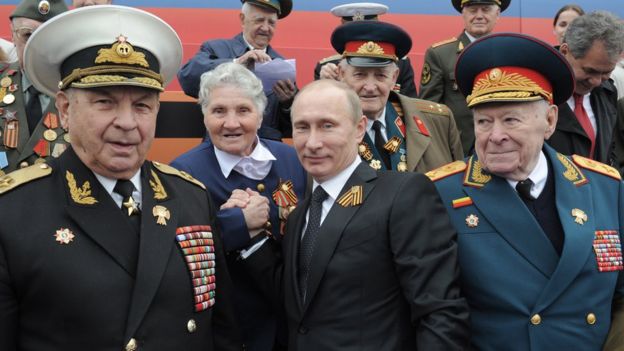 Владимир Путин и ветераны Великой Отечественной войны на параде 9 мая 2012 года