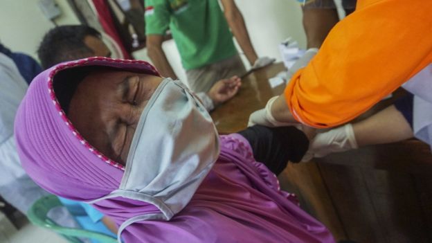 Petugas melakukan pemeriksaan rapid test pengunjung dan pedagang pasar di Pasar Batang, Kabupaten Batang, Jawa Tengah, Rabu (27/05).