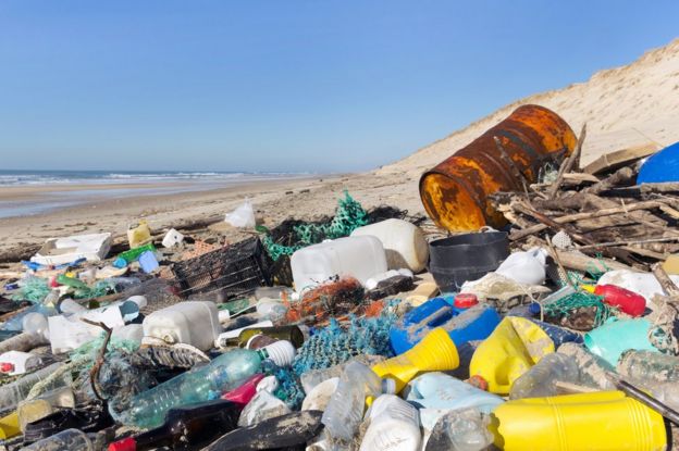 Lixo plástico na areia da praia