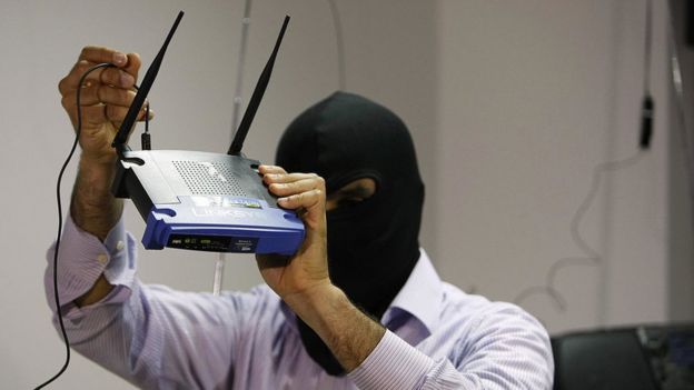 Un agente libanés con un router.