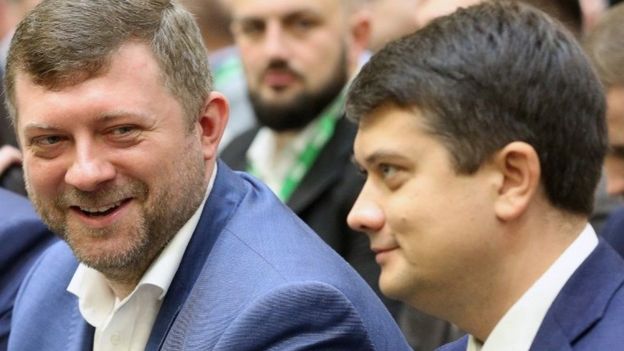 Голова партії "Слуга народу" Олександр Корнієнко і спікер ВРУ Дмитро Разумков