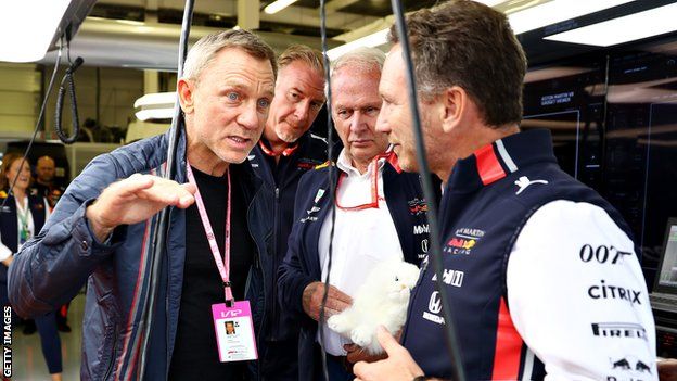 Daniel Craig chats to Christian Horner in the Red Bull garage