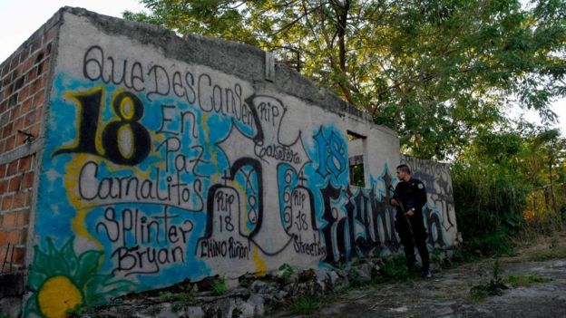 Pintadas de pandillas en barrio de El Salvador