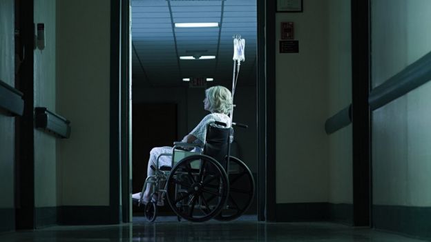 Mujer en silla de ruedas en un hospital