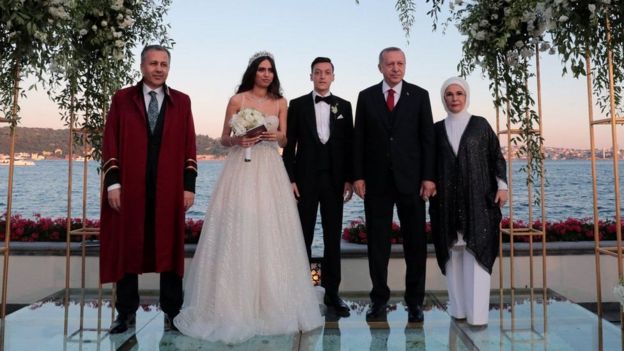 Erdogan iyo afadiisa oo sawir la galaya qoyska arooska ah