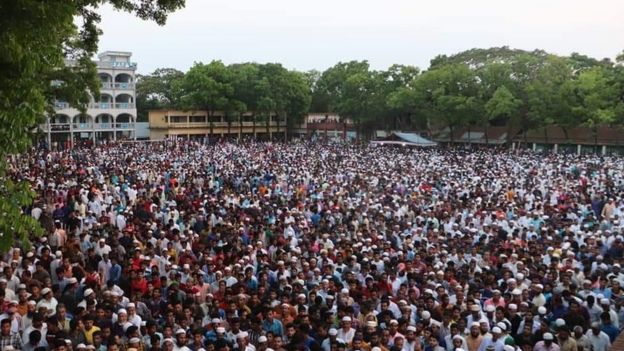 Des centaines de personnes en deuil se rassemblent à l'enterrement de Nusrat