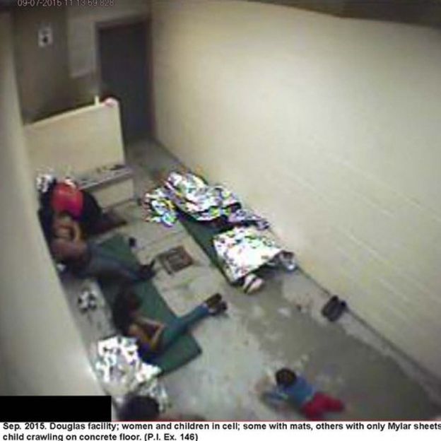 Un grupo de mujeres con niños en una de las celdas de inmigración de EE.UU.