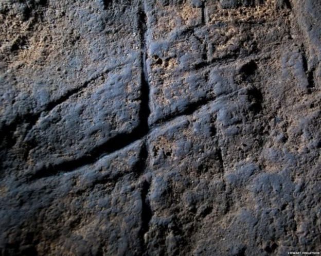 ร่องรอยแกะสลักผนังถ้ำเป็นเครื่องหมายคล้ายแฮชแท็ก (#) พบที่ถ้ำ Gorham's Cave ในยิบรอลตาร์ เมื่อปี 2014