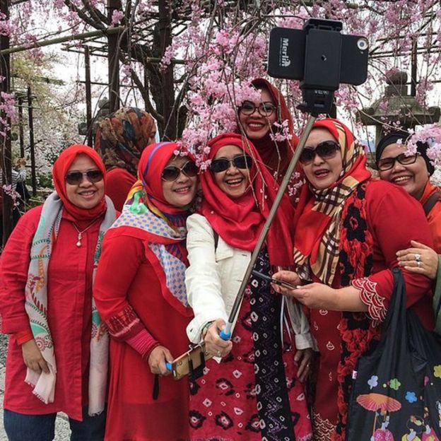 Un grupo de turistas tomándose una foto en Tokio.