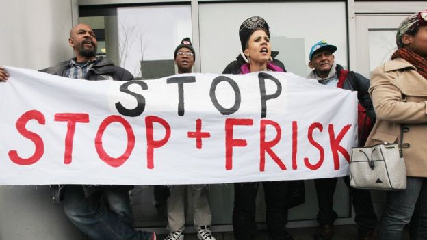 Protesta contra la táctica policial de "paro y registro" de transeúntes en Nueva York.