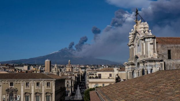 Una nube de humo proveniente del volcÃ¡n puede observarse desde una de las localidades cercanas al monte Etna.