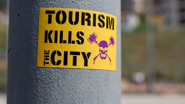 Barcelona'da bir sütuna yapıştırılan 'Turizm Şehri Öldürür
