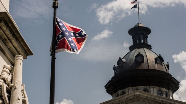 Bandera confederada frente al capitolio estatal en Columbia, Carolina del Sur