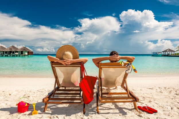 dos personas en la playa.