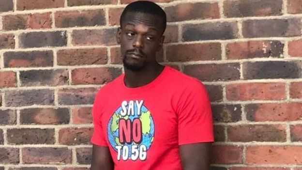 Un hombre con una camiseta que dice "Dile no al 5G" que asistió a una protesta contra la cuarentena en Londres en mayo.