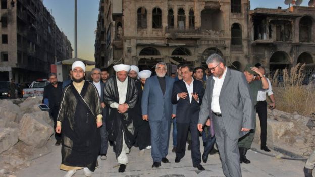 Alaeddin Boroujerdi (centro), presidente del comité de Relaciones Exteriores de Irán, visita a la recién retomada ciudad de Alepo, en 2017
