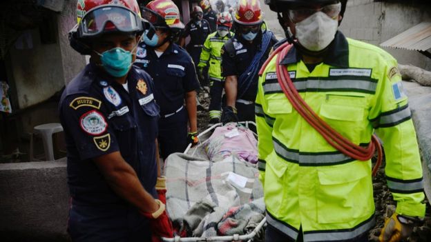 Los rescatadores trasladan a uno de los heridos.