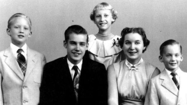 الصبي دونالد ترامب (أقصى اليسار) مع الأشقاء فريد وإليزابيث وماريان وروبرت