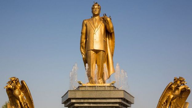 Памятник Ниязову в Ашхабаде
