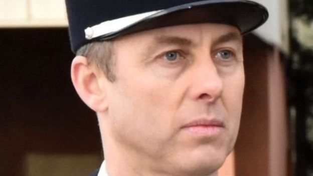 ஃபிரான்ஸ் மக்களை நெகிழ வைத்த காவலர்